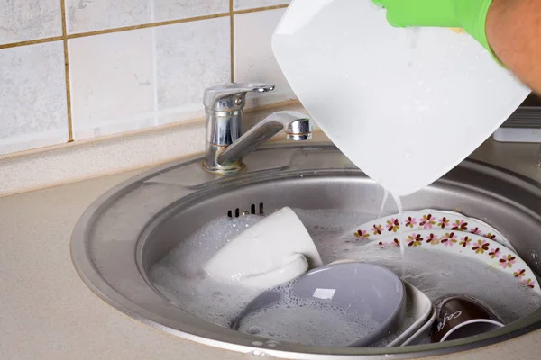Pia cheia de pratos de lavagem — Fotografia de Stock