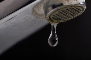 Eski sızdıran musluk 