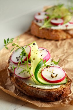 Kırmızı turp ile sandviç