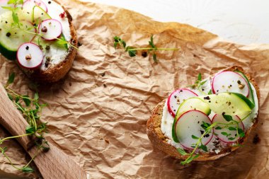 Kırmızı turp ile sandviç