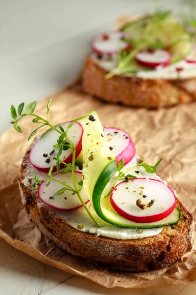 Kırmızı turp ile sandviç