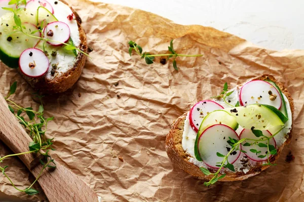 Kırmızı turp ile sandviç