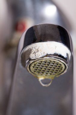 Taş ve kalsiyum çökeller ile eski sızdıran musluk