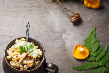 Kabuğu çıkarılmış tane sarı mantar ile