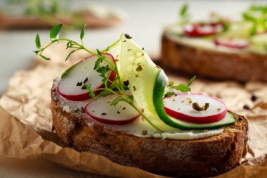 Kırmızı turp ile sandviç