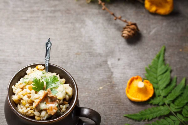 Kabuğu çıkarılmış tane sarı mantar ile