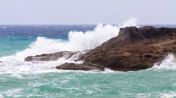 Grande onda che si schianta sulla roccia enorme — Foto Stock