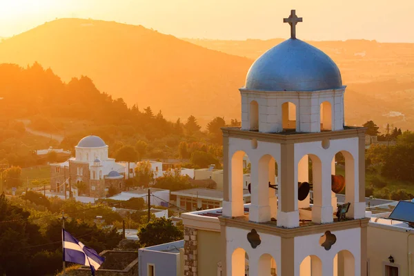 Vista do pôr do sol com campanário da igreja — Fotografia de Stock