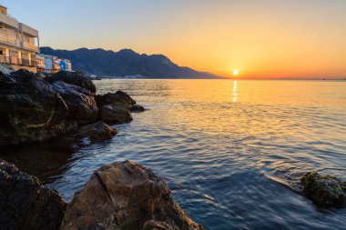 güzel gündoğumu deniz manzarası.