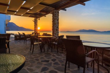 Boş restoranda güzel gündoğumu 