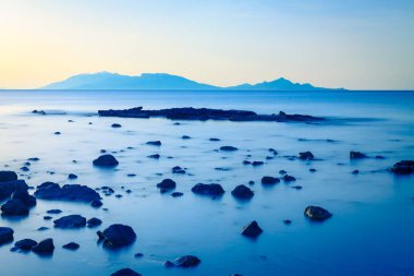 güzel gündoğumu deniz manzarası.