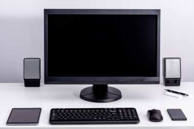 Masaüstünde boş pc Monitörü