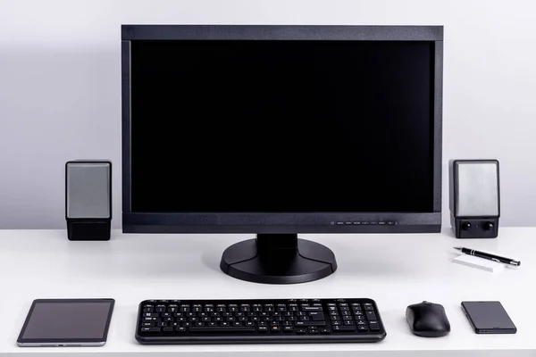 Monitor de PC en blanco en el escritorio —  Fotos de Stock