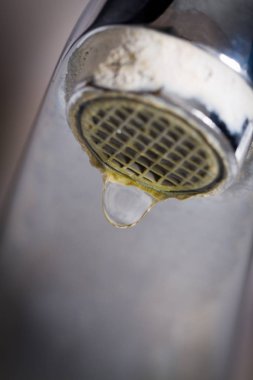 Eski sızdıran musluk