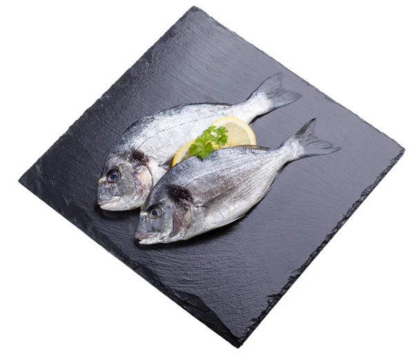 Siyah barut üzerinde çiğ balık.