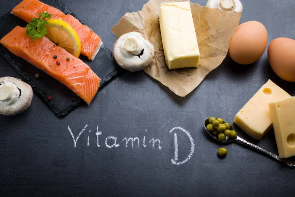 Černá břidlice tabulka s produktem bohaté na omega-3 a vitamín D. — Stock fotografie