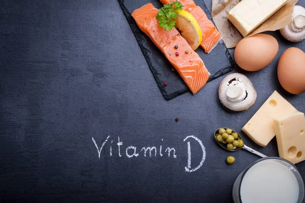 Schwarze Schiefertafel mit einem Produkt reich an Omega-3 und Vitamin D. — Stockfoto