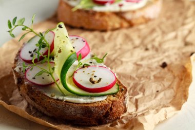 Kırmızı turp ile sandviç