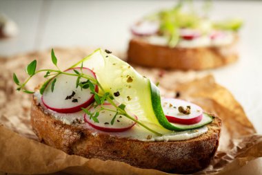 Kırmızı turp ile sandviç