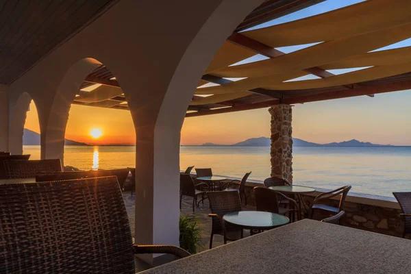 Hermoso amanecer en restaurante vacío — Foto de Stock