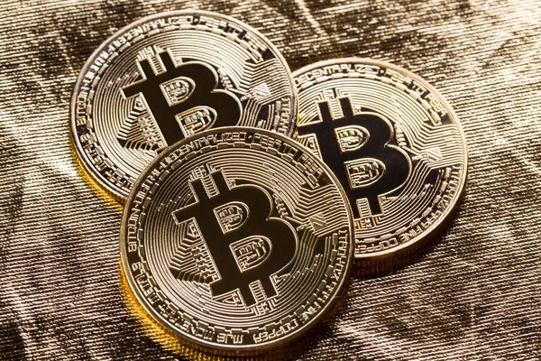 Fysieke munt van cryptocurrency bitcoin — Stockfoto
