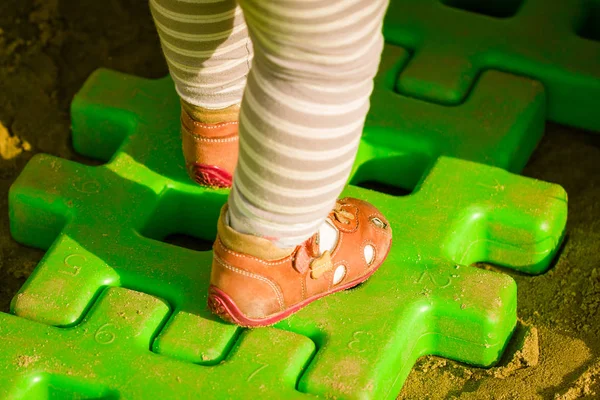 Camminando ragazza bambini di plastica verde — Foto Stock