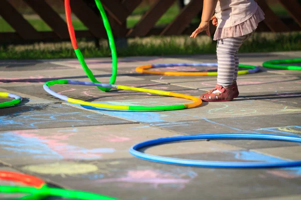 Kis lány játék hula hoops — Stock Fotó