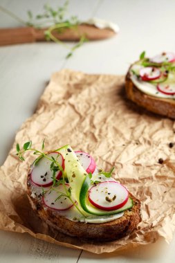 Kırmızı turp ile sandviç