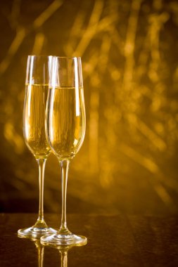 Şampanya ile iki kadehlerin.