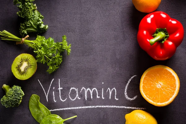 Obst Und Gemüse Reich Vitamin Mit Weißer Wortbeschriftung Mit Kreide — Stockfoto