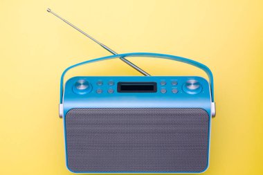 Yeni dijital mavi radyo, stilize sanat retro tarzı radyo olan Üstten Görünüm.