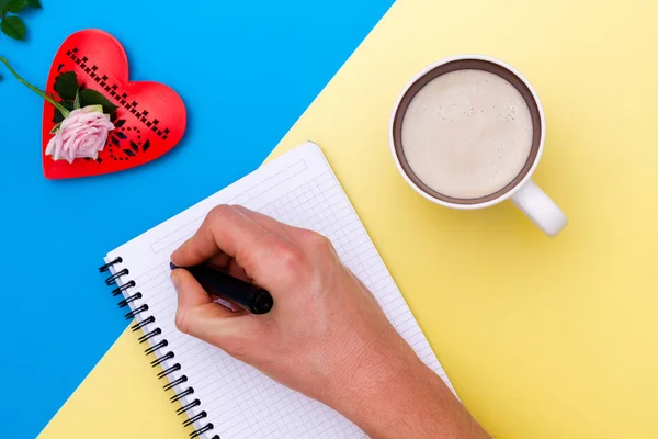 Hommes Écriture Main Dans Carnet Près Mensonge Rose Coeur Rouge — Photo