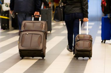 Kaç bavul Havaalanı üzerinde çekerek.