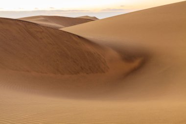 Peyzaj boş kum çöl. Dunes Maspalomas, Gran Canaria ada.