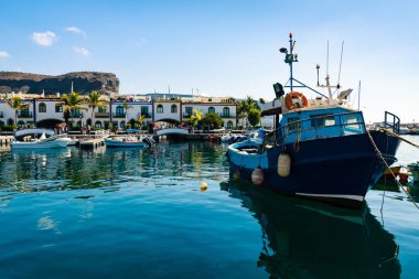 Puerto De Mogan Gran Canaria ada üzerinde renkli bağlantı noktası ile palmiye ağaçları.