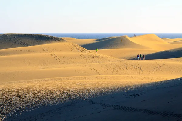 Maspalomas Gran Canaria ada kum tepelerine turistlere.
