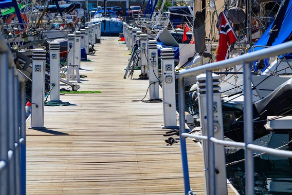 Puente Portuario Madera Con Cargadores Yates Puerto Mogan Gran Canaria — Foto de Stock