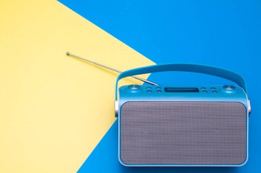 Yeni dijital mavi radyo, stilize sanat retro tarzı radyo olan Üstten Görünüm.