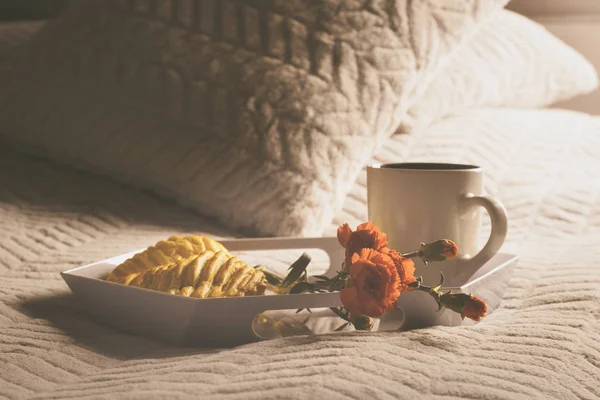 Tray Dengan Kopi Bunga Dan Kue Dengan Apel Berbaring Atas — Stok Foto