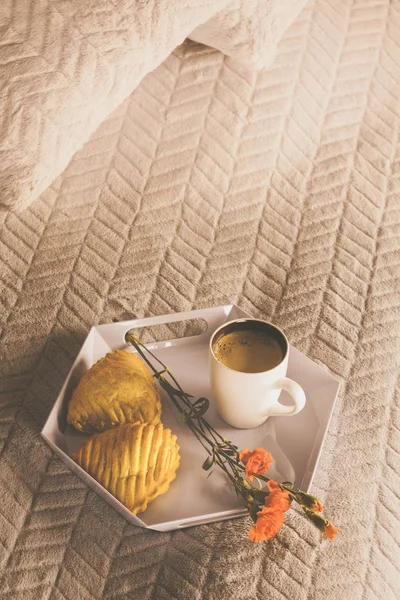 Tray Dengan Kopi Bunga Dan Kue Dengan Apel Berbaring Atas — Stok Foto