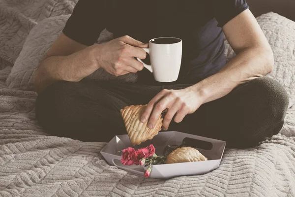 Man Tracksuit Sitting Bed Drinking Coffee Eat Cookie Apple Photography — Stock Photo, Image