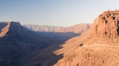 Gün batımı sırasında kanyonlar Gran Canaria ada ile Dağları. Retro filtre uygulanmış fotoğraf. 