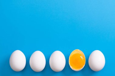 Beyaz yumurta satırda döşeme, onlardan biri böldüğü ve sarısı gösterir. 