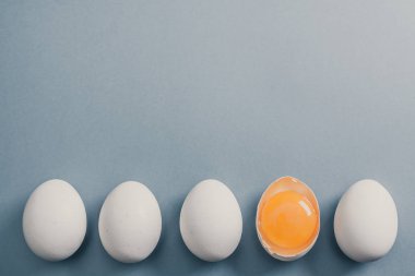 Beyaz yumurta satırda döşeme, onlardan biri böldüğü ve sarısı gösterir. 