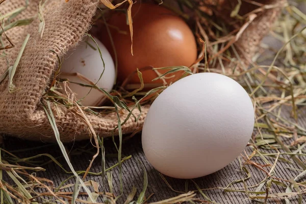 Telur Pedesaan Dalam Tas Jute Dengan Jerami Berserakan Sekitar — Stok Foto