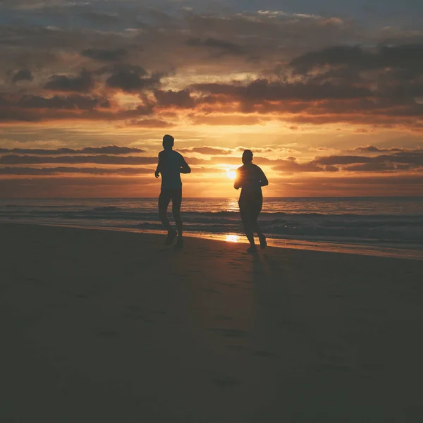 Sylwetki Kilku Którzy Uruchomione Plaży Sunrise — Zdjęcie stockowe