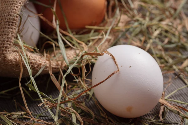 Telur Pedesaan Dalam Tas Jute Dengan Jerami Berserakan Sekitar — Stok Foto