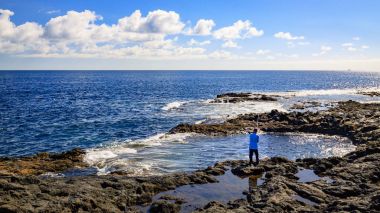 Fener El Bufadero, adada Gran Canaria, İspanya kayalık sahil üzerinde.