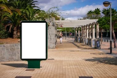 Dikey boş billboard palmiye ağaçları ile tropikal adada kalmak. Tatil İklim.