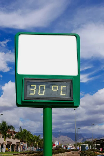 空的广告牌 温度计显示三十度 — 图库照片